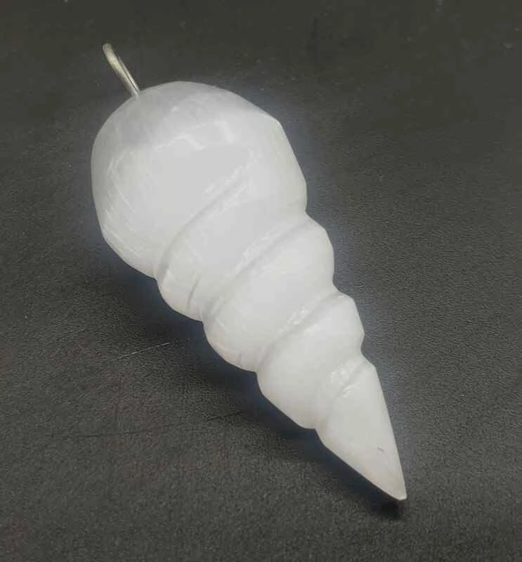 Ciondolo in Selenite a torciglione -- 3 cm