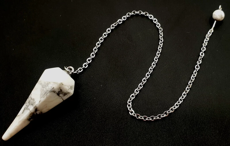 Pendolo Howlite  Sfaccettato Appuntito -- 3,5 Cm