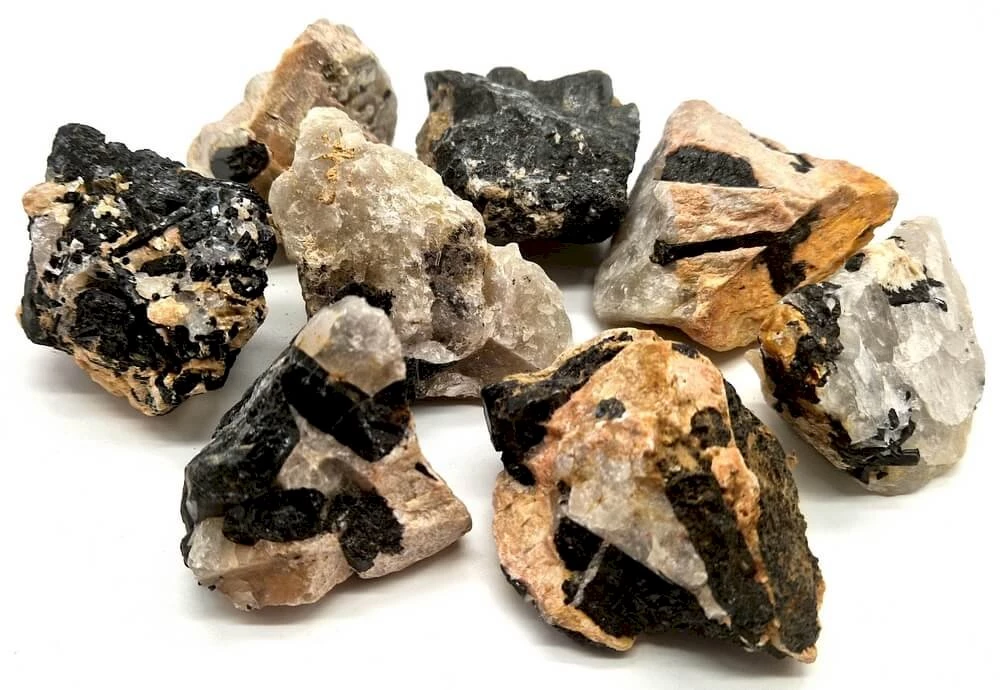 Quarzo Tormalinato grezza singola pietra A -- 3-6 Cm circa